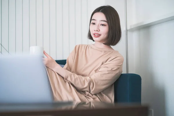 Asiática Jovem Mulher Olhando Para Tela Laptop Quarto Casa — Fotografia de Stock