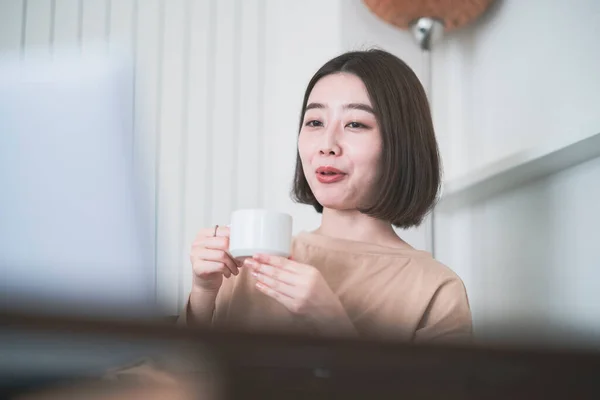 Asiática Jovem Mulher Olhando Para Tela Laptop Quarto Casa — Fotografia de Stock