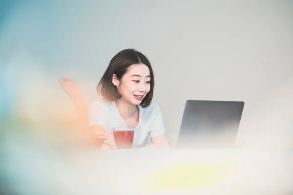 Asiática Joven Mujer Mirando Pantalla Del Ordenador Portátil Habitación Casa — Foto de Stock