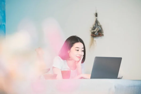 Asiatico Giovane Donna Guardando Laptop Schermo Stanza Casa — Foto Stock