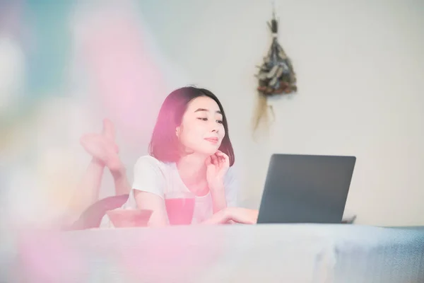 Asiática Jovem Mulher Olhando Para Tela Laptop Quarto Casa — Fotografia de Stock