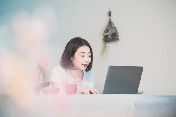 Asiática Joven Mujer Mirando Pantalla Del Ordenador Portátil Habitación Casa — Foto de Stock