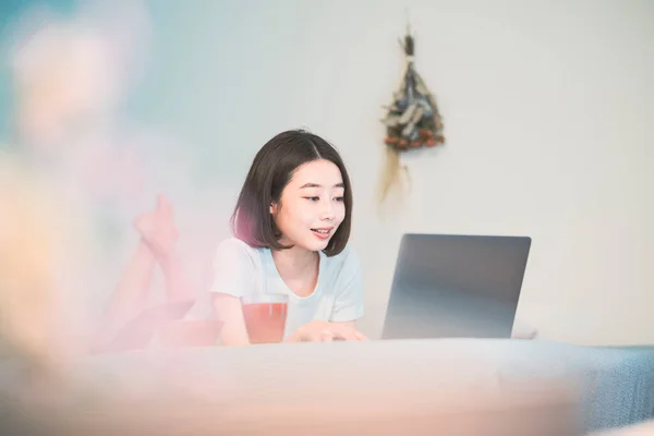 Asiática Jovem Mulher Olhando Para Tela Laptop Quarto Casa — Fotografia de Stock