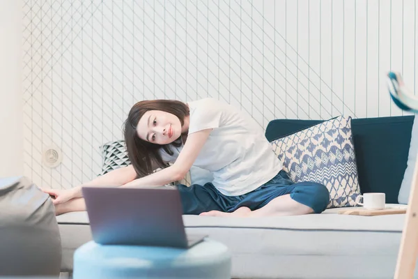 Giovane Donna Asiatica Che Prende Una Lezione Yoga Online Soggiorno — Foto Stock