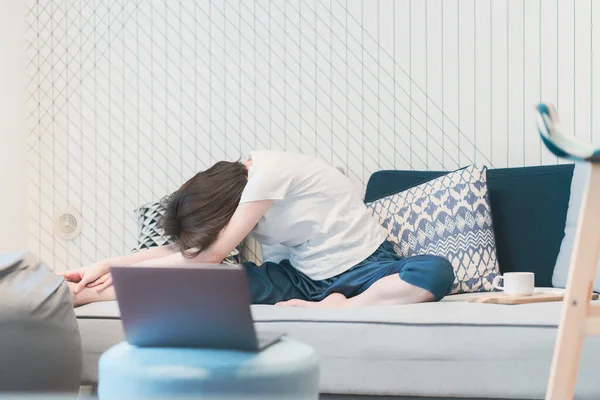 Mujer Asiática Joven Tomando Una Lección Yoga Línea Sala Estar — Foto de Stock