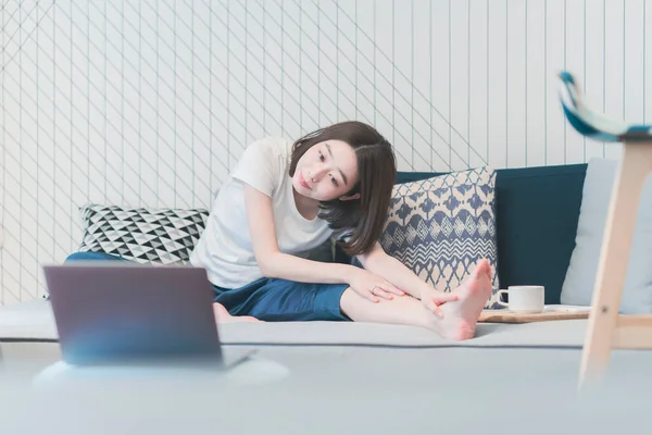 Mujer Asiática Joven Tomando Una Lección Yoga Línea Sala Estar —  Fotos de Stock