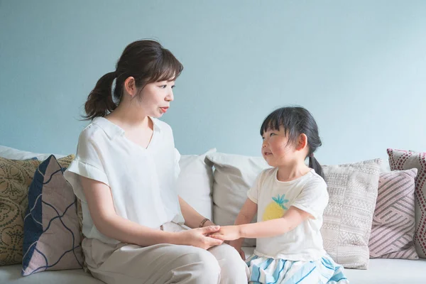 Eltern Und Kind Sitzen Auf Dem Sofa Und Unterhalten Sich — Stockfoto