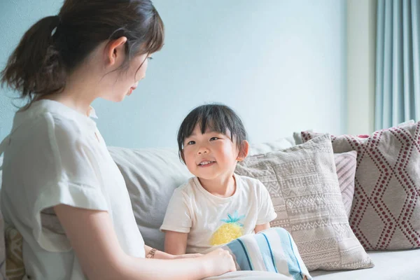 Genitore Bambino Seduti Sul Divano Con Una Conversazione — Foto Stock