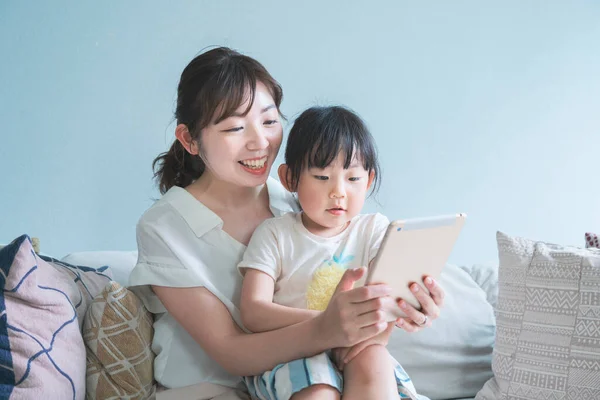 Mamma Figlia Sedute Divano Che Gestiscono Dispositivo Tablet — Foto Stock