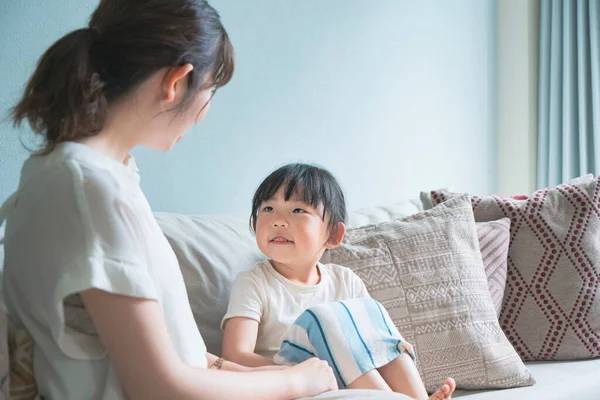 Szülő Gyermek Kanapén Beszélgetés — Stock Fotó