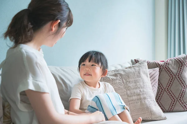 Eltern Und Kind Sitzen Auf Dem Sofa Und Unterhalten Sich — Stockfoto