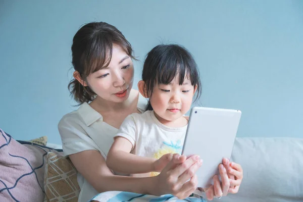 Mamma Figlia Sedute Divano Che Gestiscono Dispositivo Tablet — Foto Stock