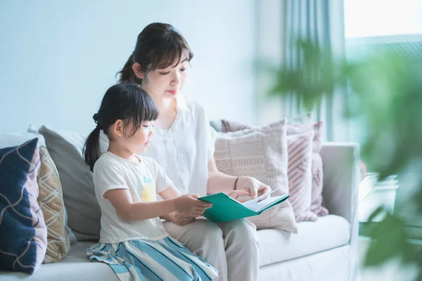 Moeder Dochter Zitten Bank Lezen Een Prentenboek — Stockfoto