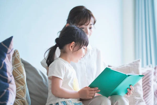 Madre Figlia Sedute Sul Divano Leggere Libro Illustrato — Foto Stock