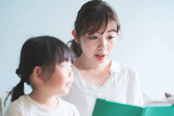 Mother Daughter Sitting Sofa Reading Picture Book — Stock Photo, Image