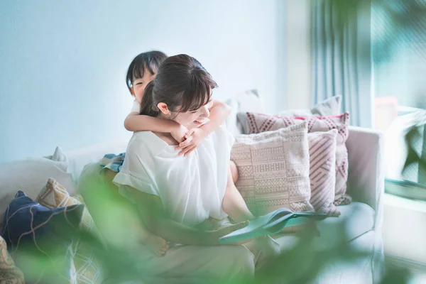 Mutter Und Tochter Sitzen Auf Dem Sofa Und Lesen Ein — Stockfoto