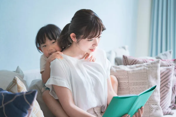 Moeder Dochter Zitten Bank Lezen Een Prentenboek — Stockfoto