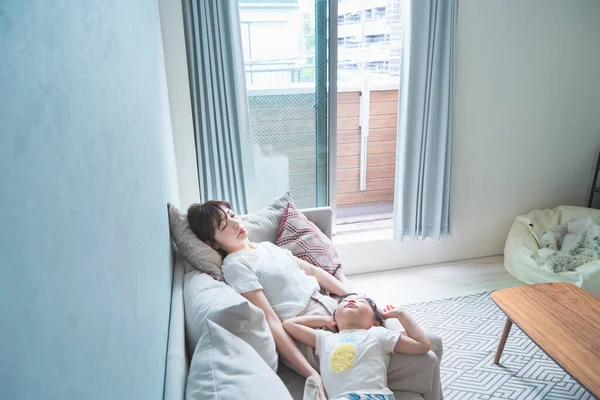 Ibu Asia Dan Putrinya Tidur Siang Sofa Rumah — Stok Foto