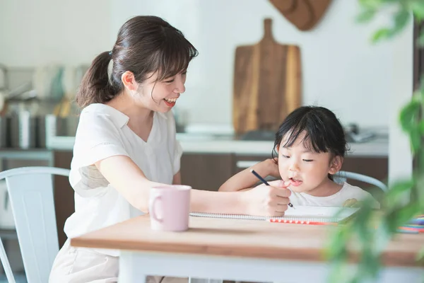 Madre Figlia Che Disegnano Tavolo Pranzo Casa — Foto Stock