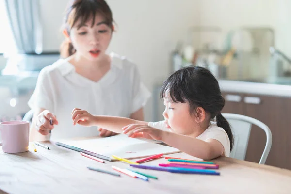 Mãe Filha Desenho Mesa Jantar Casa — Fotografia de Stock