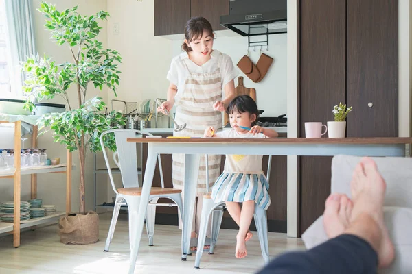 Uma Menina Desenhando Cozinha Uma Mãe Cuidando Dela Enquanto Cozinha — Fotografia de Stock