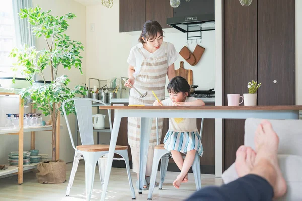 Uma Menina Desenhando Cozinha Uma Mãe Cuidando Dela Enquanto Cozinha — Fotografia de Stock