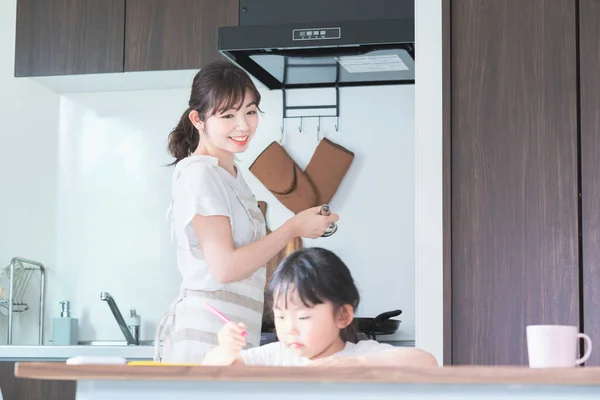 Дівчина Малює Кухні Мати Спостерігає Нею Під Час Приготування Їжі — стокове фото