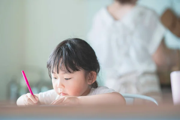 Asiatique Fille Dessin Avec Des Stylos Colorés Table Manger Maison — Photo