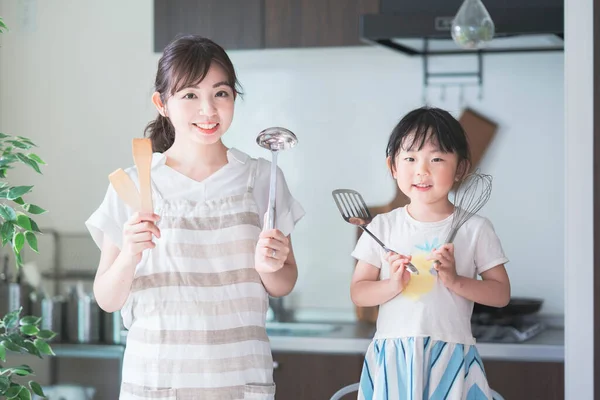 Aziatisch Jong Mam Dochter Uitdaging Koken Met Keukengereedschap — Stockfoto