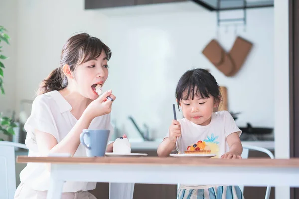 Asiatische Mutter Und Tochter Essen Kuchen Esstisch Hause — Stockfoto