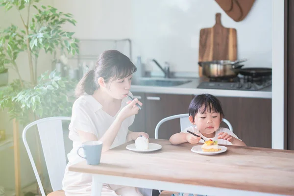 Asiático Mãe Filha Comer Bolo Mesa Jantar Casa — Fotografia de Stock