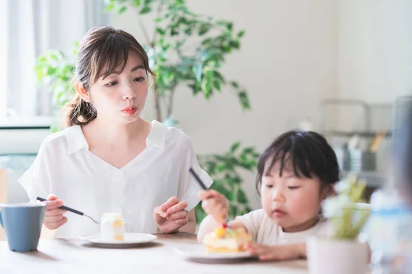 Asiático Mãe Filha Comer Bolo Mesa Jantar Casa — Fotografia de Stock