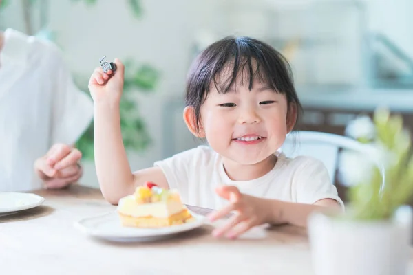 Asiático Mãe Filha Comer Bolo Mesa Jantar Casa — Fotografia de Stock