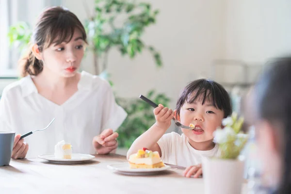 Asiatique Maman Fille Manger Gâteau Table Maison — Photo