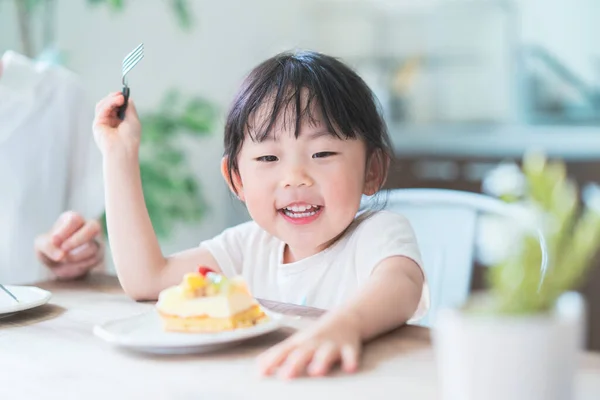 Asiático Mãe Filha Comer Bolo Mesa Jantar Casa — Fotografia de Stock