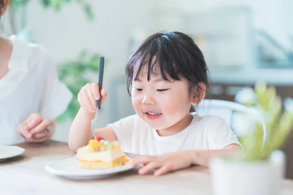 Asiático Mãe Filha Comer Bolo Mesa Jantar Casa — Fotografia de Stock