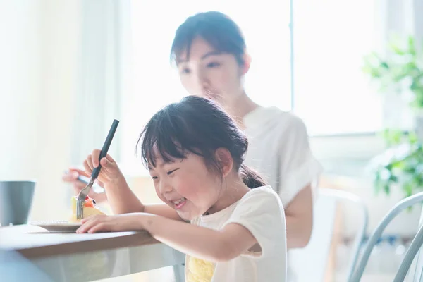 Asian Mom Daughter Eating Cake Dining Table Home — Stock Photo, Image