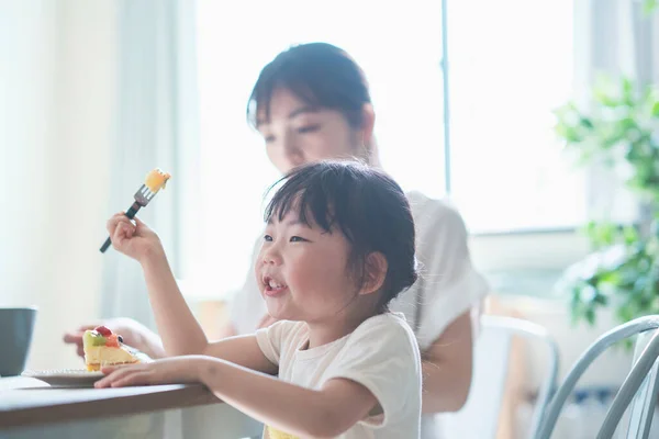 Ázsiai Anya Lánya Eszik Tortát Ebédlőasztalnál Otthon — Stock Fotó