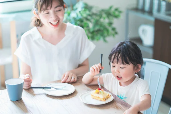 Asyalı Anne Kızı Evdeki Yemek Masasında Pasta Yiyorlar — Stok fotoğraf