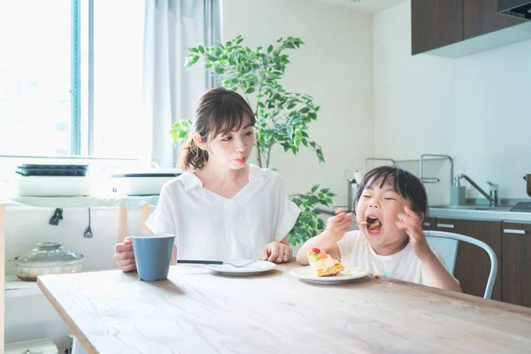 Asiatico Mamma Figlia Mangiare Torta Tavolo Pranzo Casa — Foto Stock