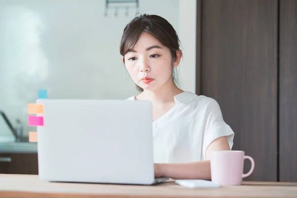 Mujer Asiática Haciendo Trabajo Remoto Con Ordenador Portátil Mesa Comedor — Foto de Stock