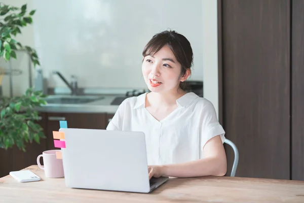 Mujer Asiática Haciendo Trabajo Remoto Con Ordenador Portátil Mesa Comedor — Foto de Stock