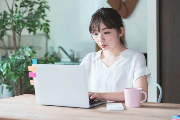 Mulher Asiática Fazendo Trabalho Remoto Com Laptop Mesa Jantar Casa — Fotografia de Stock