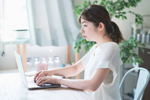 Donna Asiatica Che Lavoro Distanza Con Computer Portatile Tavolo Pranzo — Foto Stock