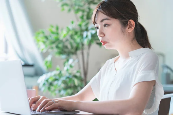 Donna Asiatica Che Lavoro Distanza Con Computer Portatile Tavolo Pranzo — Foto Stock