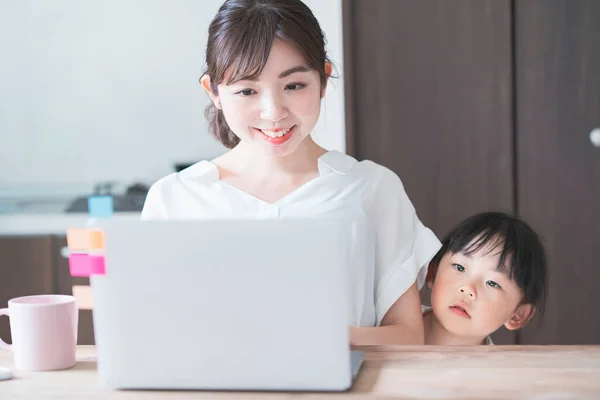Asiatisch Klein Mädchen Kuscheln Bis Mutter Telearbeit Bei Zuhause — Stockfoto