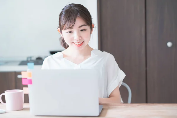 Mujer Asiática Haciendo Trabajo Remoto Con Ordenador Portátil Mesa Comedor — Foto de Stock