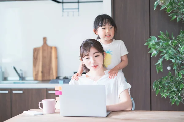 Asiatin Macht Telearbeit Häuslichen Raum Während Sie Mit Ihrer Tochter — Stockfoto