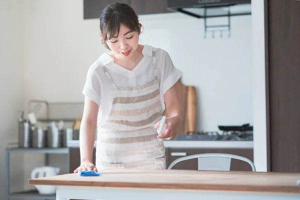 Asiática Mujer Limpieza Casa Comedor Mesa Con Desinfectante Spray Trapo — Foto de Stock