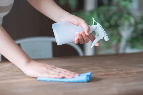 Aziatische Vrouw Schoonmaken Huis Eettafel Met Sanitizer Spray Doek — Stockfoto